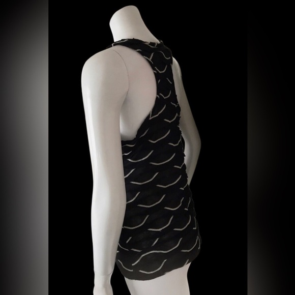 4/$25👀 Max Studio XL Black and White Wave Patterned Racer Back Tank Top - Picture 9 of 9